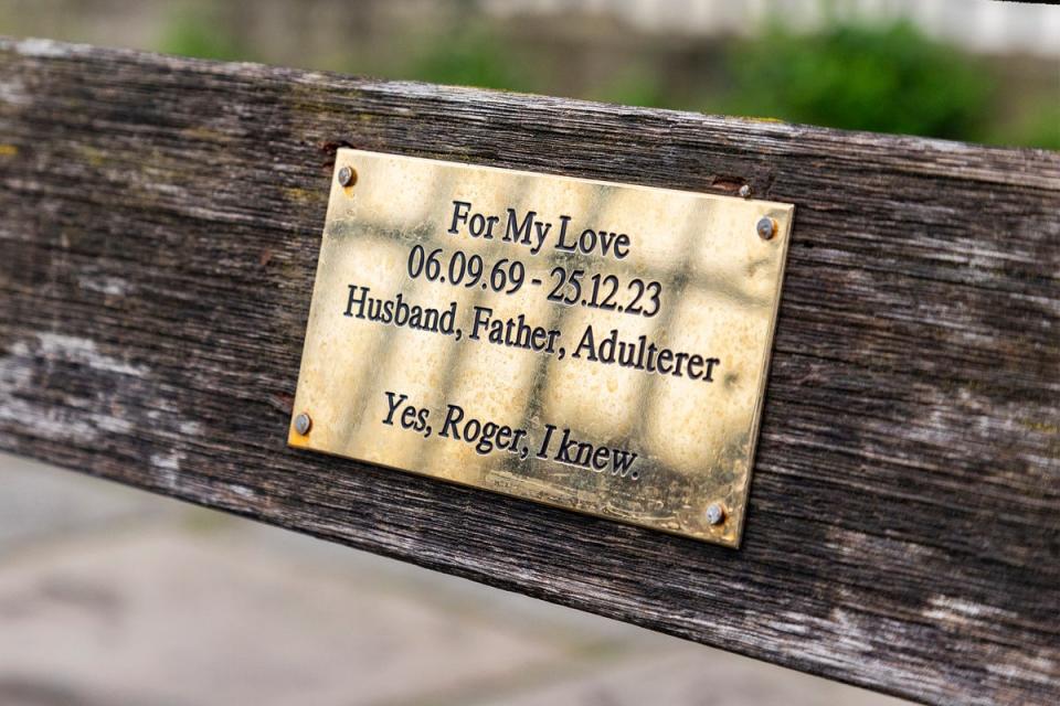 The mystery plaque which has appeared on bench in Clifton, Bristol - paying tribute to ‘Husband, Father, Adulterer (Tom Wren / SWNS)
