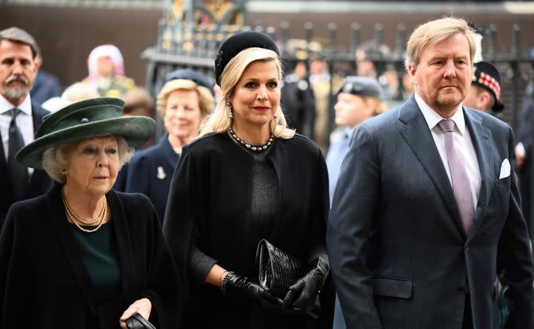 La princesa Beatriz de Holanda, la reina Máxima de Holanda y el rey Guillermo Alejandro de Holanda llegan para asistir a un servicio de acción de gracias por el príncipe Felipe, duque de Edimburgo, en la Abadía de Westminster, en el centro de Londres, el 29 de marzo de 2022.