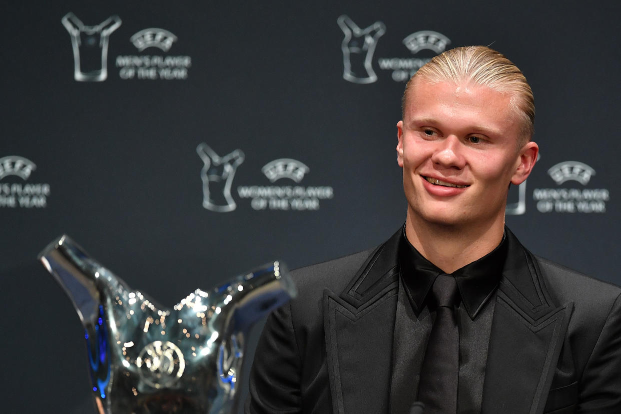 Erling Haaland tras recibir el premio a mejor jugador del año del futbol de Europa. (Valerio Pennicino - UEFA/UEFA via Getty Images)