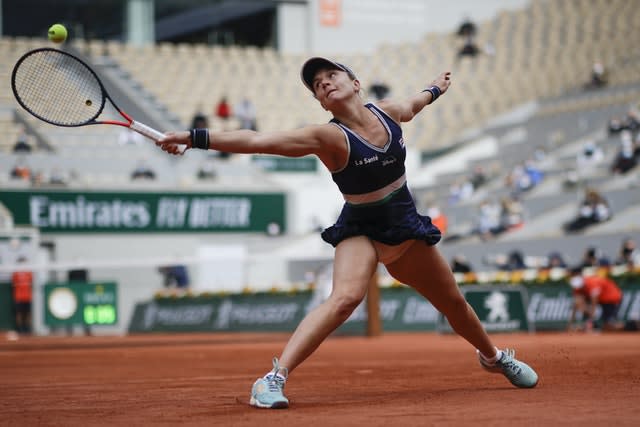 Nadia Podoroska stretches for a backhand against Iga Swiatek