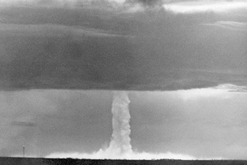 <cite>1956年5月，美軍在太平洋馬紹爾群島的比基尼環礁試爆氫彈。（AP）</cite>