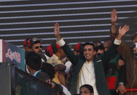 Bilawal Bhutto Zardari, chairman Pakistan Peoples Party (PPP), waves to supporters before addressing a rally in Karachi October 18, 2014. REUTERS/Akhtar Soomro