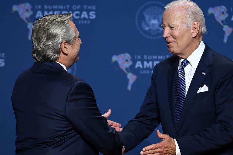 Alberto Fernández y la primera dama, Fabiola Yáñez, son recibidos por Joe Biden y Jill Biden al llegar a la ceremonia de apertura de la 9.ª Cumbre de las Américas en el Centro de Convenciones de Los Ángeles en Los Ángeles.