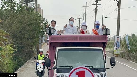 力挺雲林縣長張麗善「20鄉鎮願景親履巡迴」口湖上場。(記者劉春生攝)