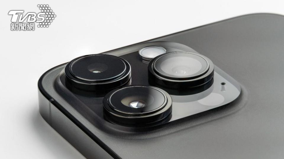 SONY可能無法及時供應鏡頭零件，因此iPhone 15 Pro Max恐將延後開賣。（示意圖／shutterstock達志影像）