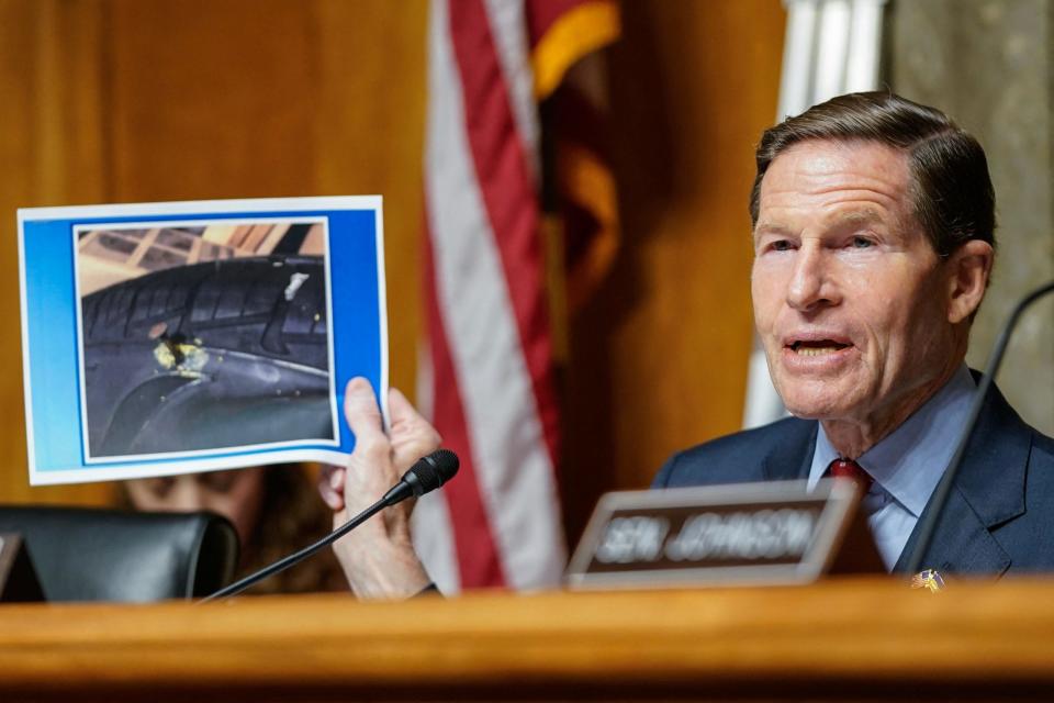 US-Senator Richard Blumenthal (D-CT) präsentierte ein Bild des Nagels, der nach Ansicht von Sam Salehpour absichtlich in seinen Reifen gesteckt wurde - Copyright: Drew Angerer/AFP via Getty Images