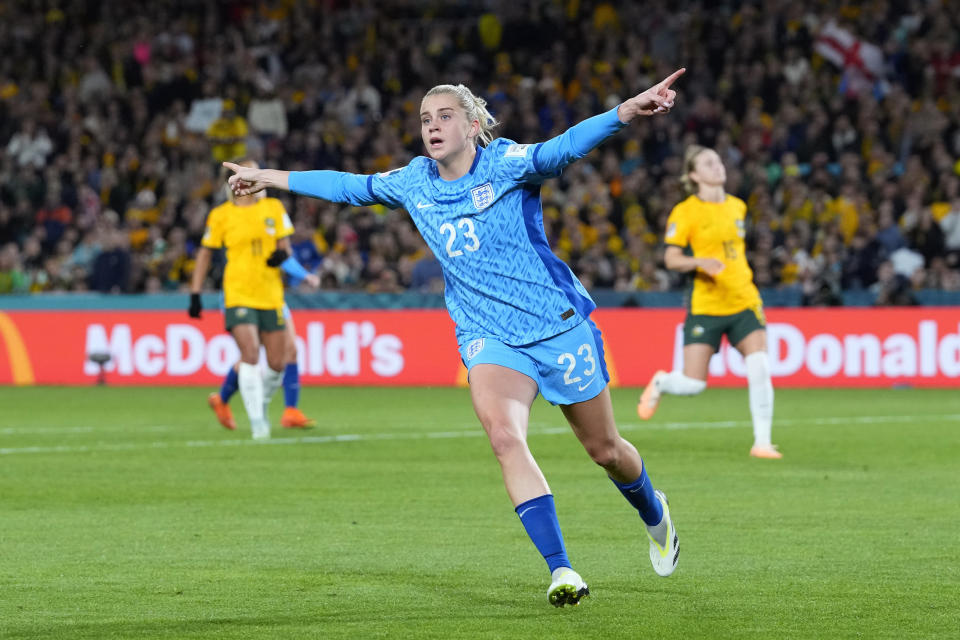 En foto del 16 de agosto del 2023, la inglesa Alessia Russo celebra tras anotar el tercer gol de su equipo en la semifinal de la Copa Mundial femenina ante Australia. (AP Foto/Abbie Parr)