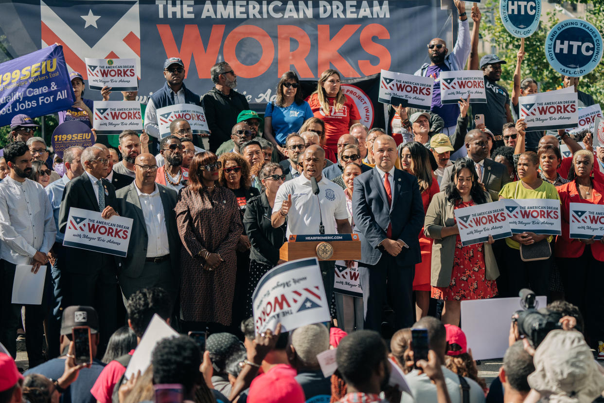 El alcalde de la ciudad de Nueva York, Eric Adams, habla durante un mitin relacionado con las autorizaciones de trabajo para los solicitantes de asilo en la plaza Foley Square, en Manhattan, el jueves 31 de agosto de 2023. (Jeenah Moon/The New York Times)