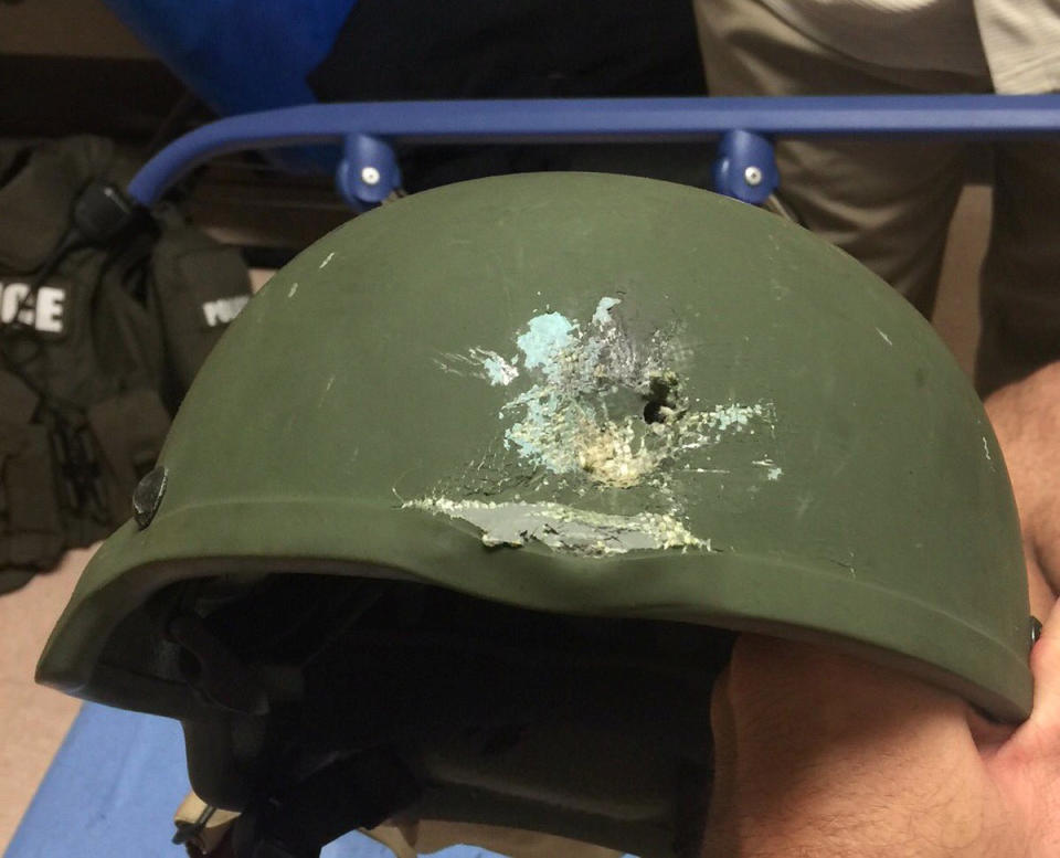 Así quedó el casco de uno de los policías heridos durante la masacre en Orlando (POLICÍA DE ORLANDO).