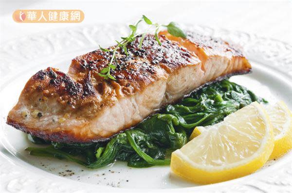 維生素D有助於鈣質的吸收，而鮭魚、鯖魚、鯡魚都含有不少維生素D，民眾可適量攝取。