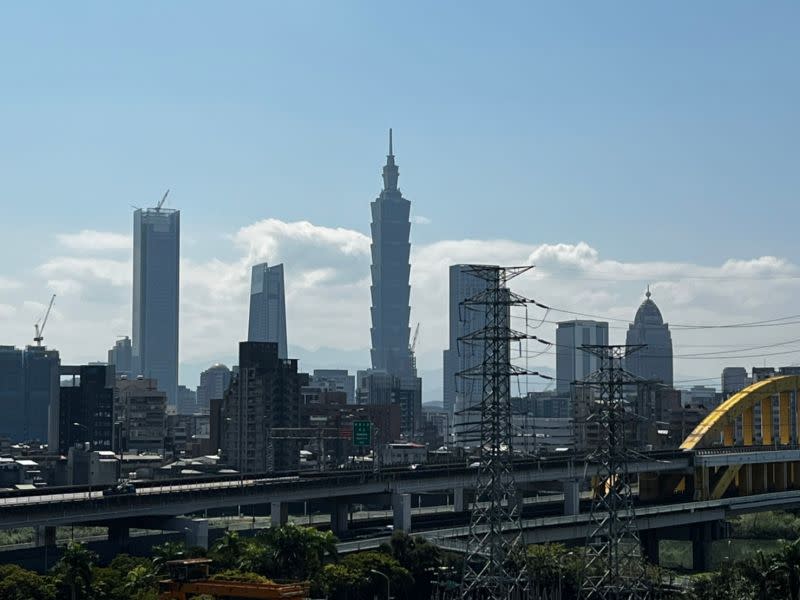 ▲氣象局表示，今（24）日各地天氣晴朗穩定，白天高溫各地普遍可以來到33到35度，午後在大台北、中南部地區及其他山區有局部短暫雷陣雨，對流發展旺盛。（圖／張勵德攝）