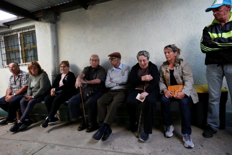 Gente espera para emitir sus votos en El Cerro, Montevideo, Uruguay,