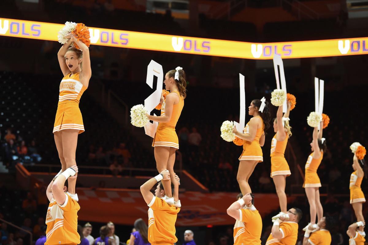 See Tennessee Vols Cheerleader Try To Retrieve Letter Left On Court Floor During Game Play 