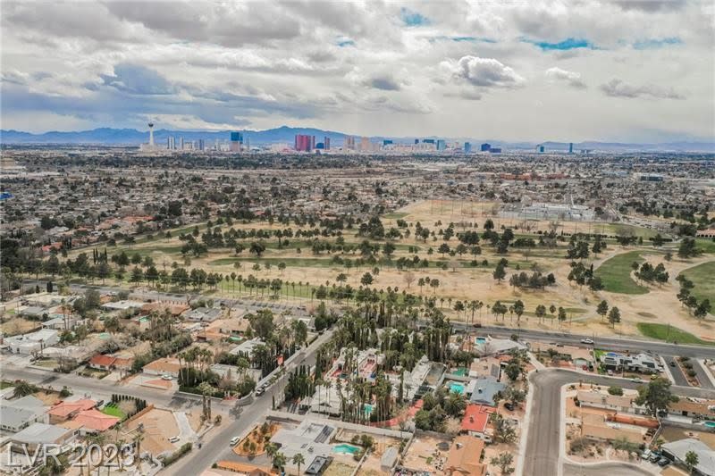 Siegfried & Roy’s Jungle Palace home in Las Vegas for sale, listed at $3 million. (Photo: Ron Miller – Zipp3D)