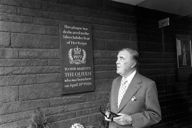 Sir Norman Hartnell, the Queen’s dressmaker, looks at a plaque unveiled to commemorate the birth of the Queen at 17 Bruton Street, Mayfair (PA)