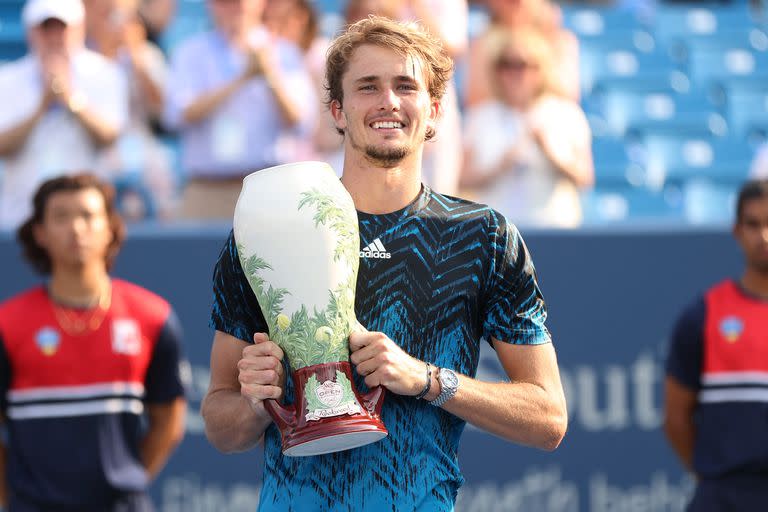 Alexander Zverev sostiene el trofeo de campeón después de vencer a Andrey Rublev 