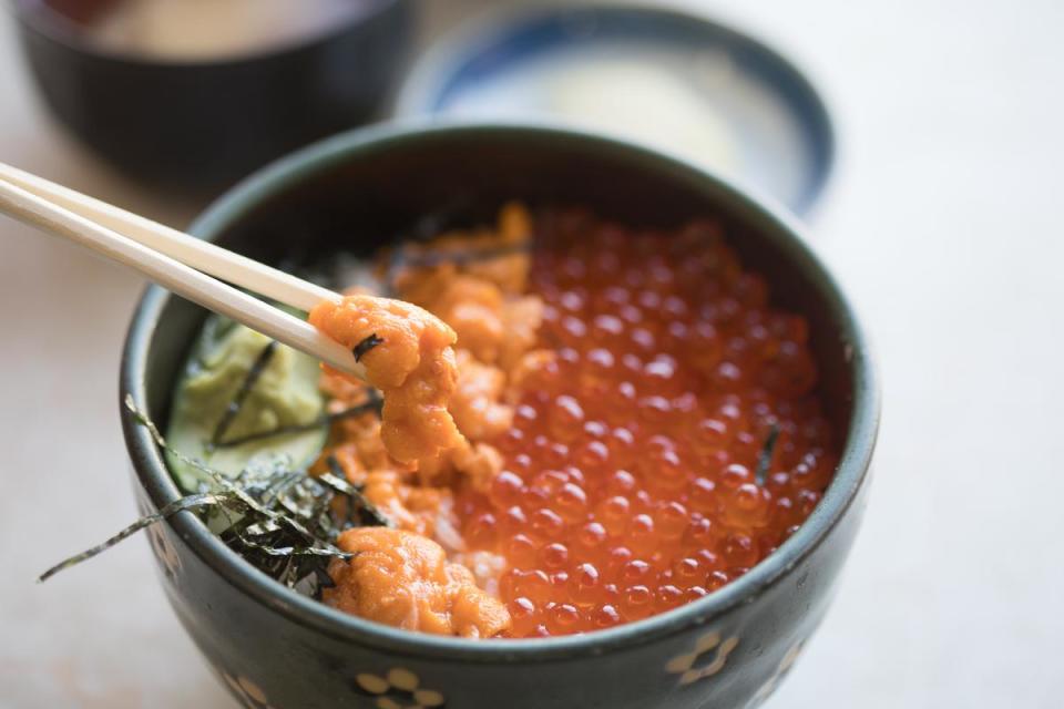 美味的「海膽與鮭魚卵親子丼飯」是小店最受歡迎的料理。（時價，2,200日圓／份，約NT$609）