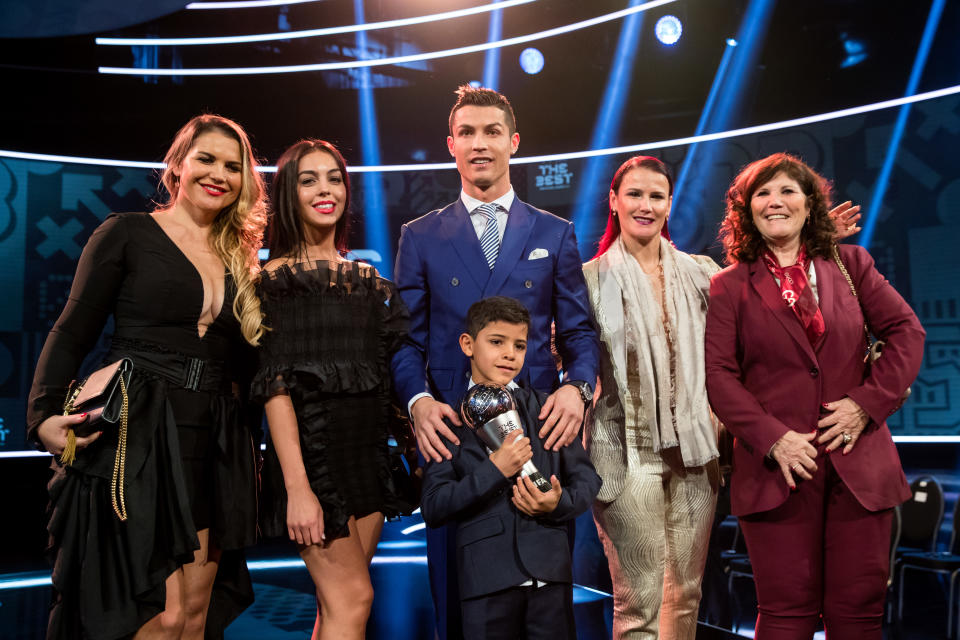 El ganador del premio The Best FIFA Men's Player Award Cristiano Ronaldo posa junto con su familia y novia Georgina Rodríguez para una foto después de The Best FIFA Football Awards 2016, el 9 de enero de 2017 en Zurich , Suiza. (Foto de Philipp Schmidli/Getty Images)