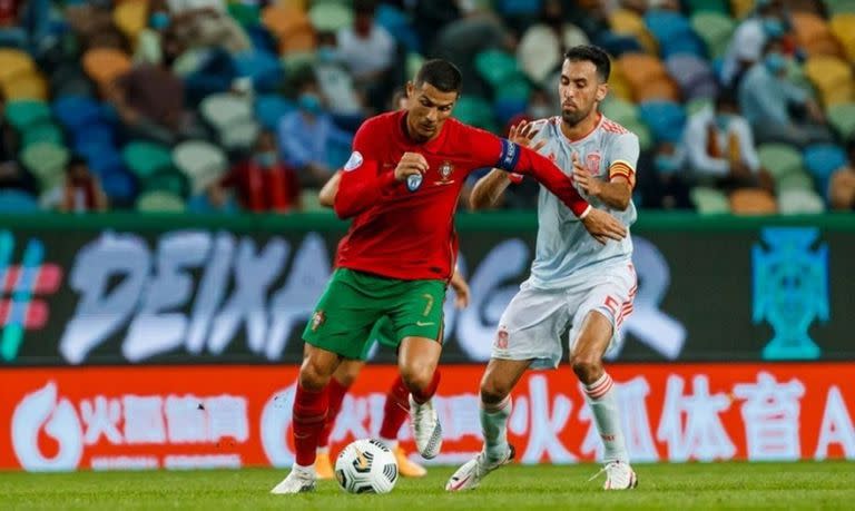 Cristiano Ronaldo y Sergio Busquets en un amistoso entre Portugal y España disputado en 2021