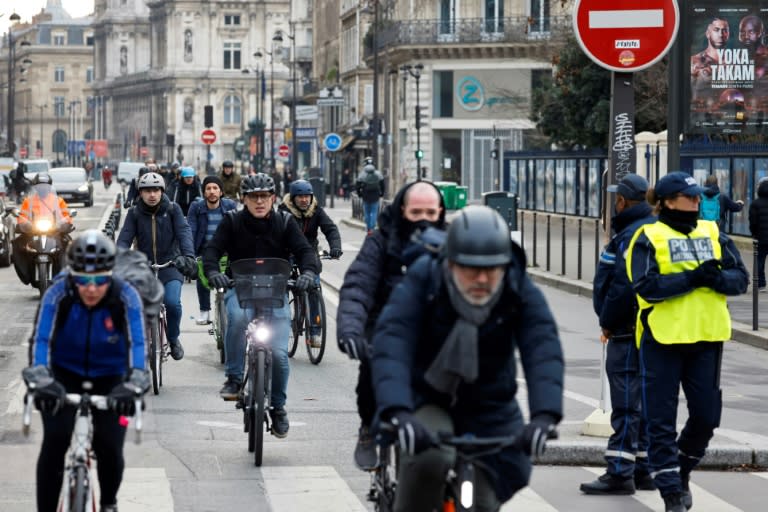 Cyclistes dans le centre de Paris, le 23 février 2023 (LUDOVIC MARIN)