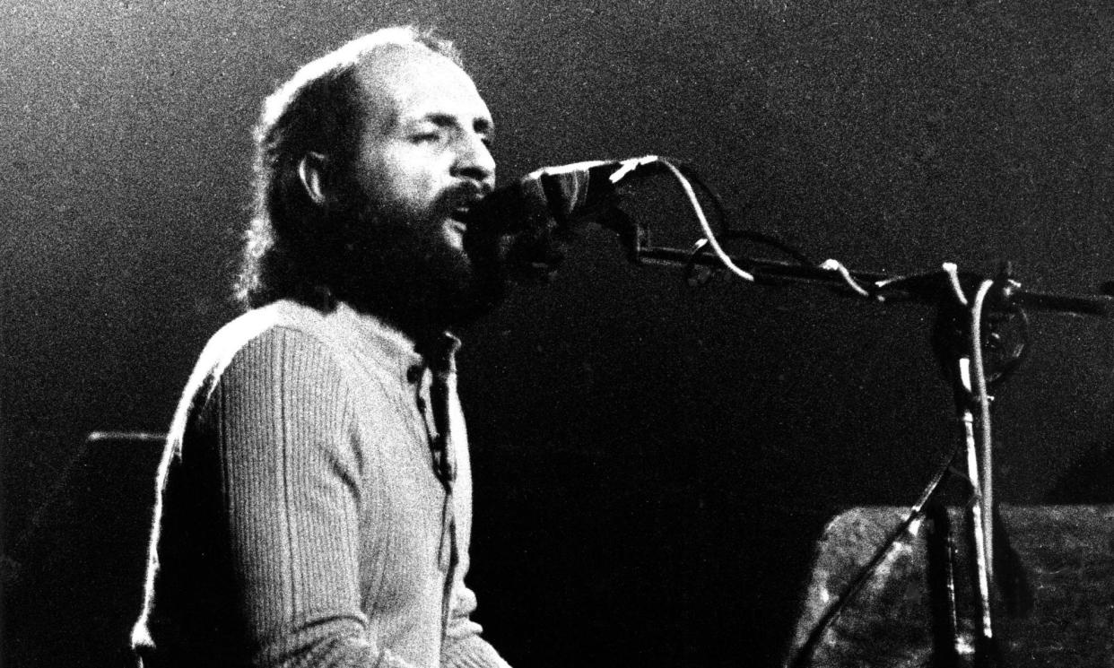 <span>Mike Pinder performing with the Moody Blues in Amsterdam, the Netherlands, in 1972.</span><span>Photograph: Gijsbert Hanekroot/Redferns</span>