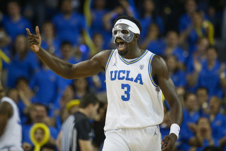 UCLA forward Adem Bona (3) suffered a shoulder injury on Friday night. (AP Photo/Ringo H.W. Chiu)