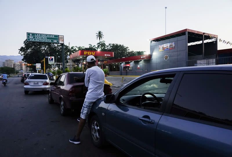 Gasoline queues return in Venezuela as refineries fail to produce