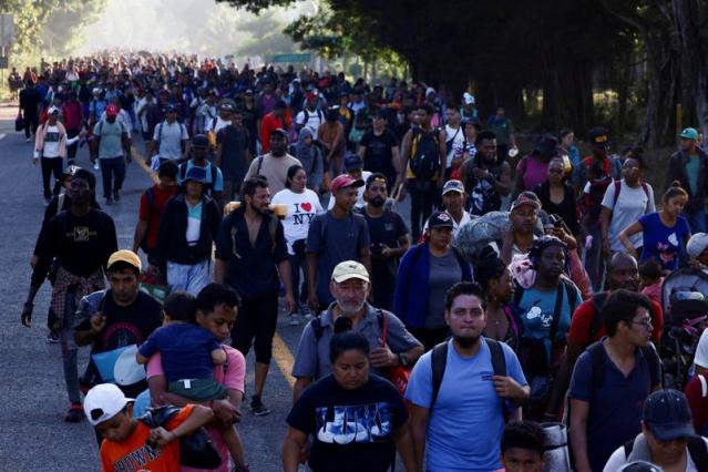 Caravana de migrantes avanza hacia el norte mientras funcionarios