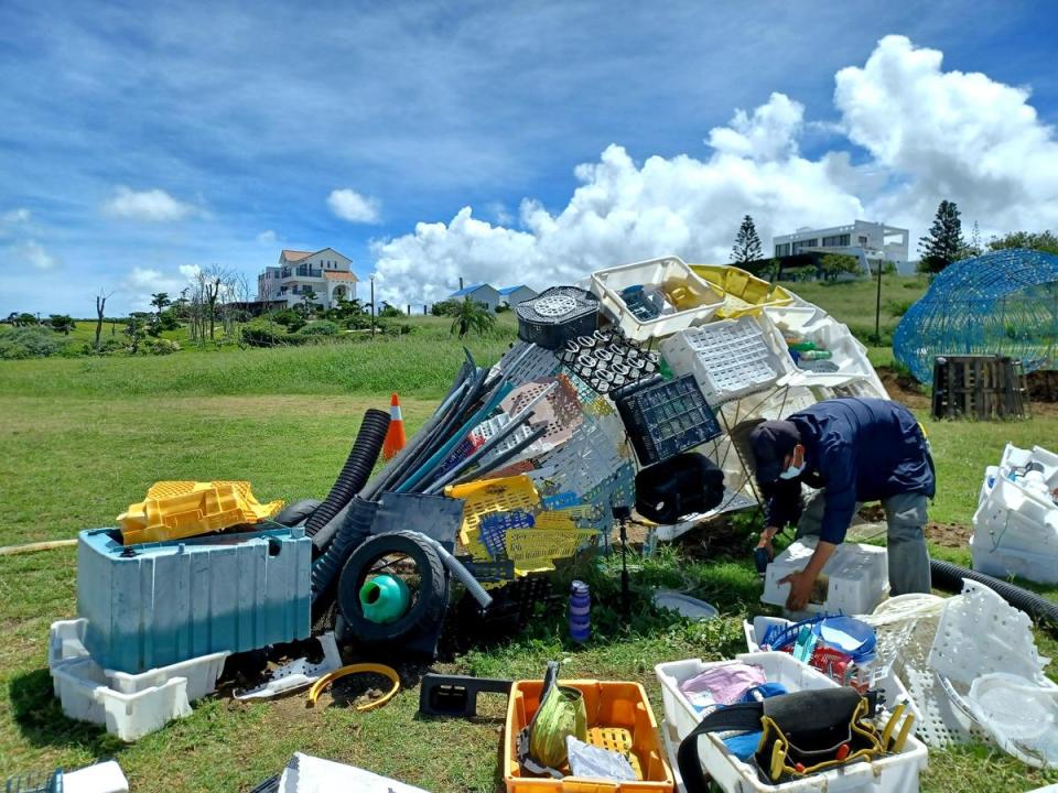 海漂實驗室團隊的藝術家戴碩毅和海漂藝工隊的作品《海盒機械獸》，是由海廢塑膠籃筐、浮球、各式海廢塑膠垃圾所組成。（唐采伶提供）