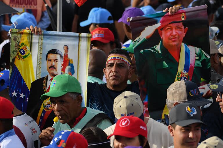 Seguidores chavistas durante el acto de cierre de campaña en Caracas   