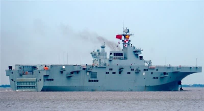 中國首艘075型兩棲攻擊艦5日開始海試。（圖／翻攝自微博）