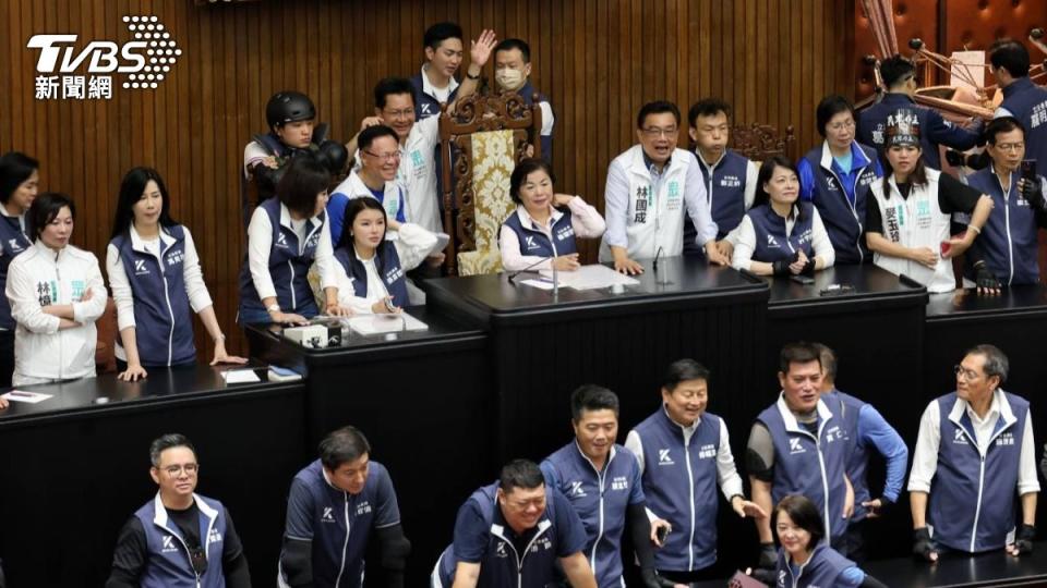 藍白如願在7點搶先進場、固守主席台。(圖/葉志明攝)