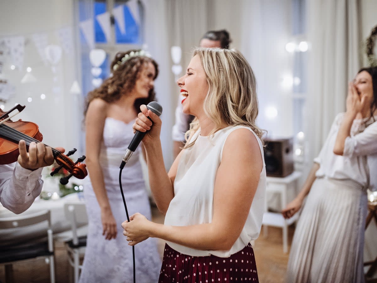 Woman says she felt her husband was ‘embarrassed’ by her singing at his coworker’s wedding  (Getty Images/iStockphoto)