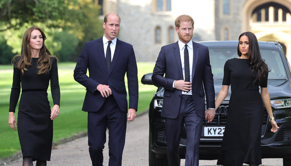 Ein seltener Anblick: Kate, William, Harry und Meghan auf einem Foto (Bild: AFP)