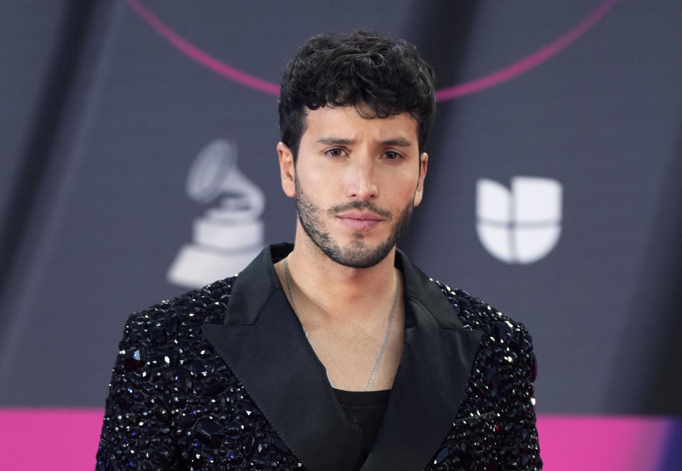 ARCHIVO - El cantante Sebastián Yatra llega a la 23ra entrega anual del Grammy Latino, el 17 de noviembre de 2022, en Las Vegas. El astro de la NBA, Jimmy Butler, practicó otro deporte el miércoles por la noche y tomó la raqueta de tenis para jugar con Frances Tiafoe, Carlos Alcaraz y Sebastián Yatra en un evento benéfico que recaudó 320.000 dólares para ayuda humanitaria en Ucrania. (Foto AP/John Locher, archivo)