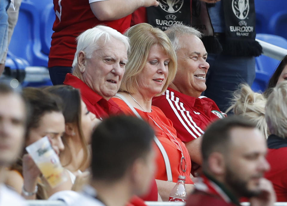 Los padres de Gareth Bale, Debbie and Frank durante un partido de la Eurocopa 2016. REUTERS/Carl Recine Livepic