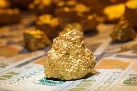 A big gold nugget and hundred dollar bills.