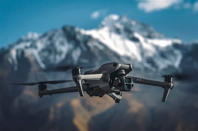 DJI AIR 3 加入3倍中長焦段鏡頭，成為Air系列首款雙鏡頭機款。