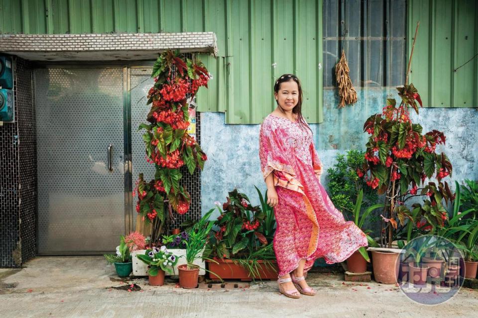 莫愛芳是第三代印尼華裔，但她自認是印尼人，也以印尼人為榮，拍照或上節目喜歡穿印尼傳統服飾，努力推廣印尼文化。