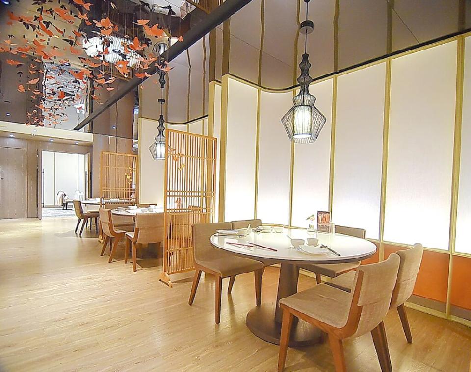 板橋凱撒〈家宴〉中餐廳的裝潢設計時尚現代，空間寬敞舒適。圖／姚舜
