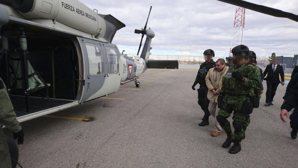 <p>CIUDAD JUAREZ, CHIHUAHUA, 19ENERO2017.- Joaquín Guzmán Loera “El Chapo” fue trasladado del penal del aeropuerto de esta ciudad a Nueva York, Estados Unidos, en cumplimiento de una orden de extradició para responder ante autoridades del país del norte por delitos relacionados con el narcotraficantes. FOTO: PGR /CUARTOSCURO.COM </p>