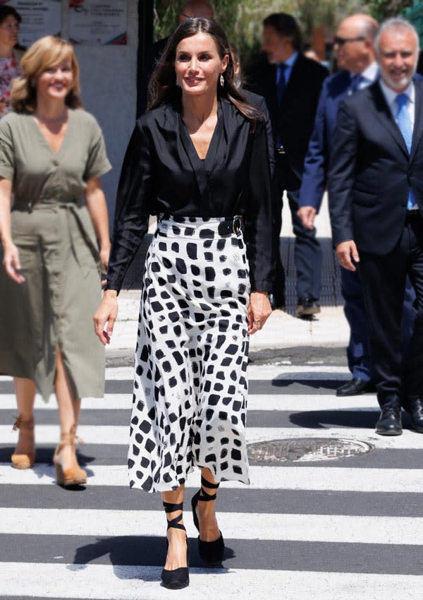 Reina Letizia con falda de Massimo Dutti