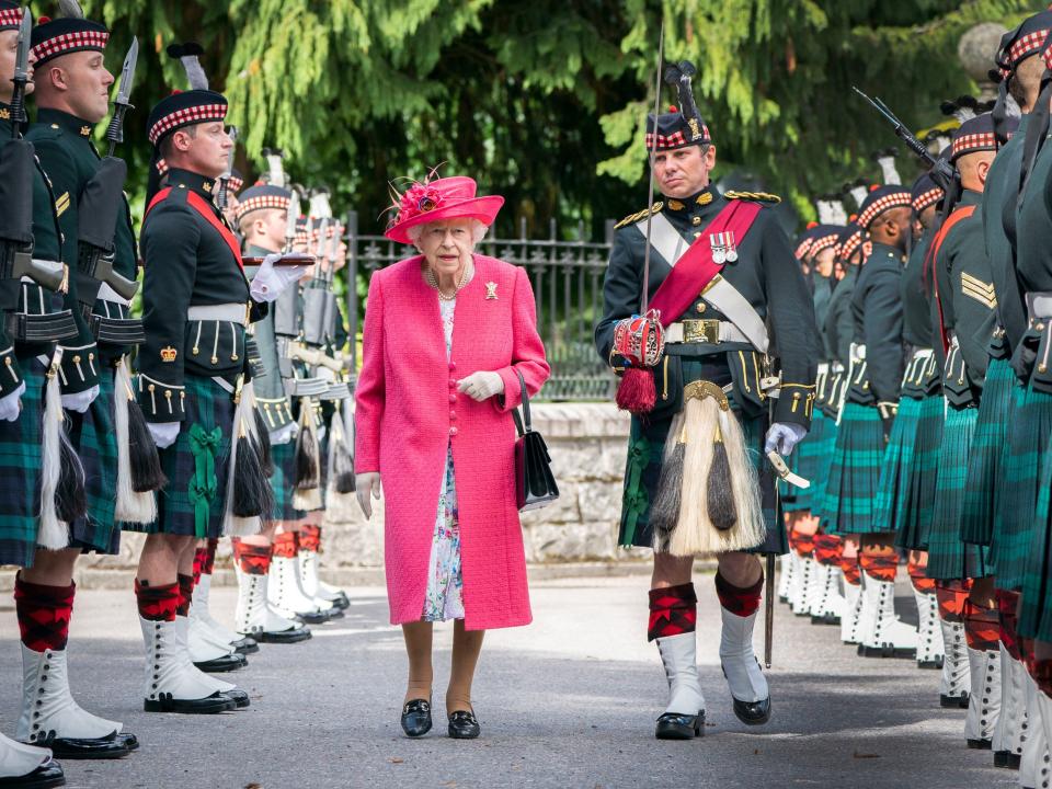 BALLATER, ABERDEENSHIRE - AUGUST 09: Queen Elizabeth II during an inspection of the Balaklava Company, 5 Battalion The Royal Regiment of Scotland at the gates at Balmoral, as she takes up summer residence at the castle, on August 9, 2021 in Ballater, Aberdeenshire. (Photo by Jane Barlow - WPA Pool/Getty Images)