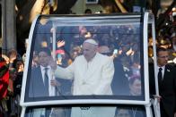 Pope Francis waves to the crowd as he leaves the capital en route to Ciudad Juarez, the last stop of his visit to Mexico, in Mexico City, February 17, 2016. (REUTERS/Carlos Jasso)