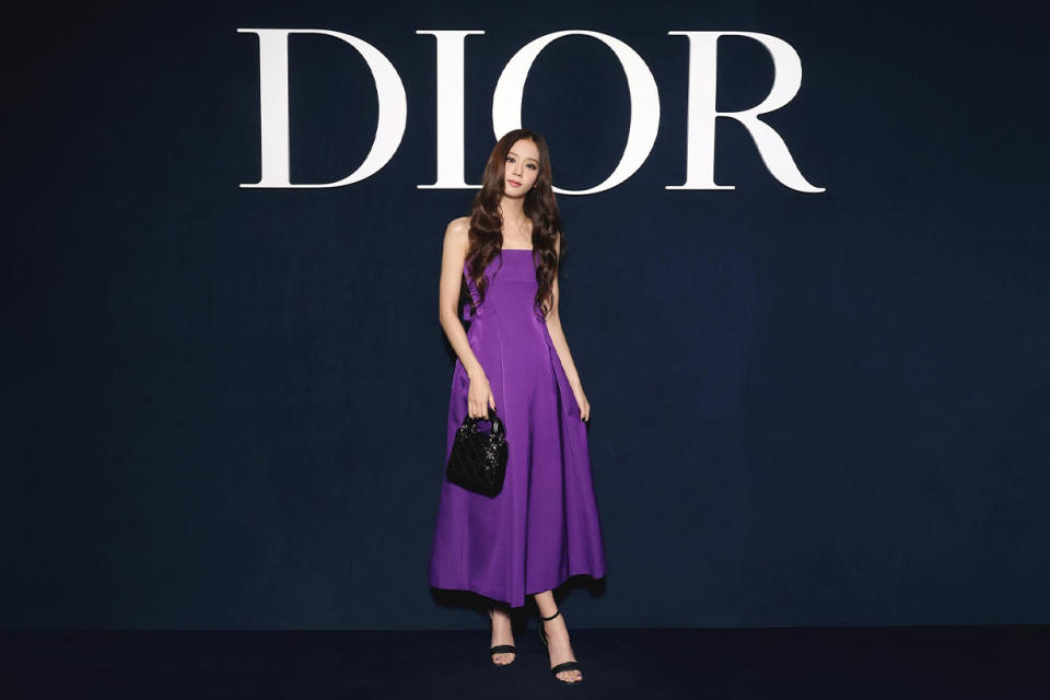 紫色禮服有故事？Jisoo 出現 Dior 大秀，洗版社群的 5 個小花絮！