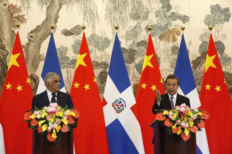 台多斷交：中國外長王毅與多明尼加外長巴爾加斯（AP）