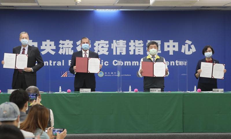 在美國衛生部長阿札爾和衛福部長陳時中的見證下，台美正式簽署衛生合作備忘錄。（中央社提供）