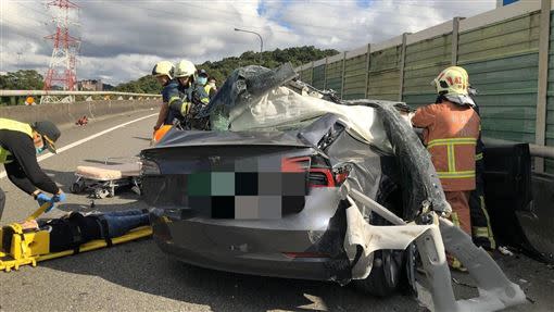 特斯拉車體受損嚴重。（圖／翻攝畫面）