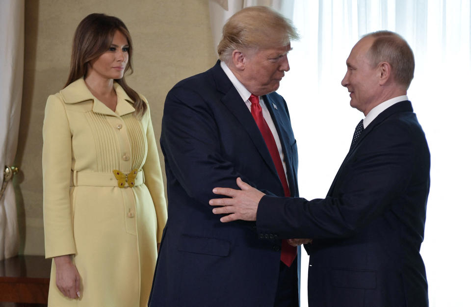 Melania acompañó a su esposo, el entonces presidente Donald Trump, cuando saludó al presidente ruso, Vladimir Putin, en el marco de una cumbre histórica que celebraron en Helsinki, Finlandia, el 16 de julio de 2018. (Foto: Getty Images)