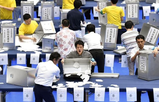 Vote-counting in Tokyo 